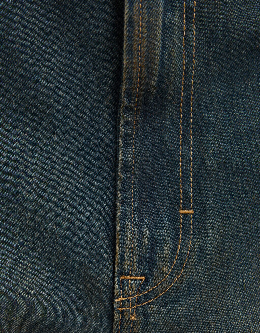 calça jeans estilo skater com efeito desbotado
