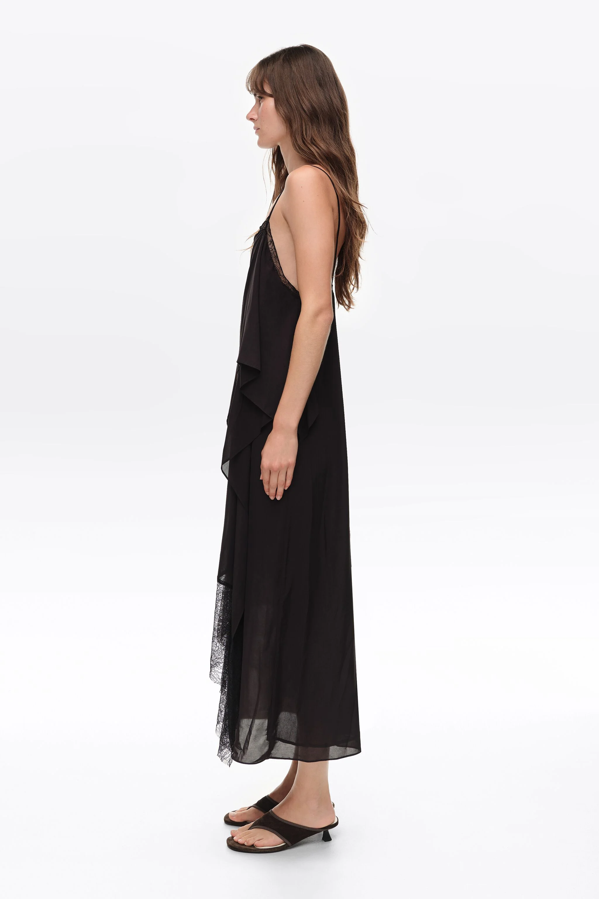 Vestido preto fluido com camadas