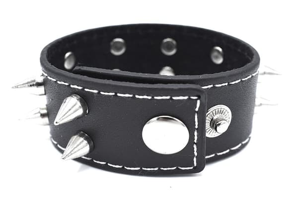 Svart armbånd med spisse nagler