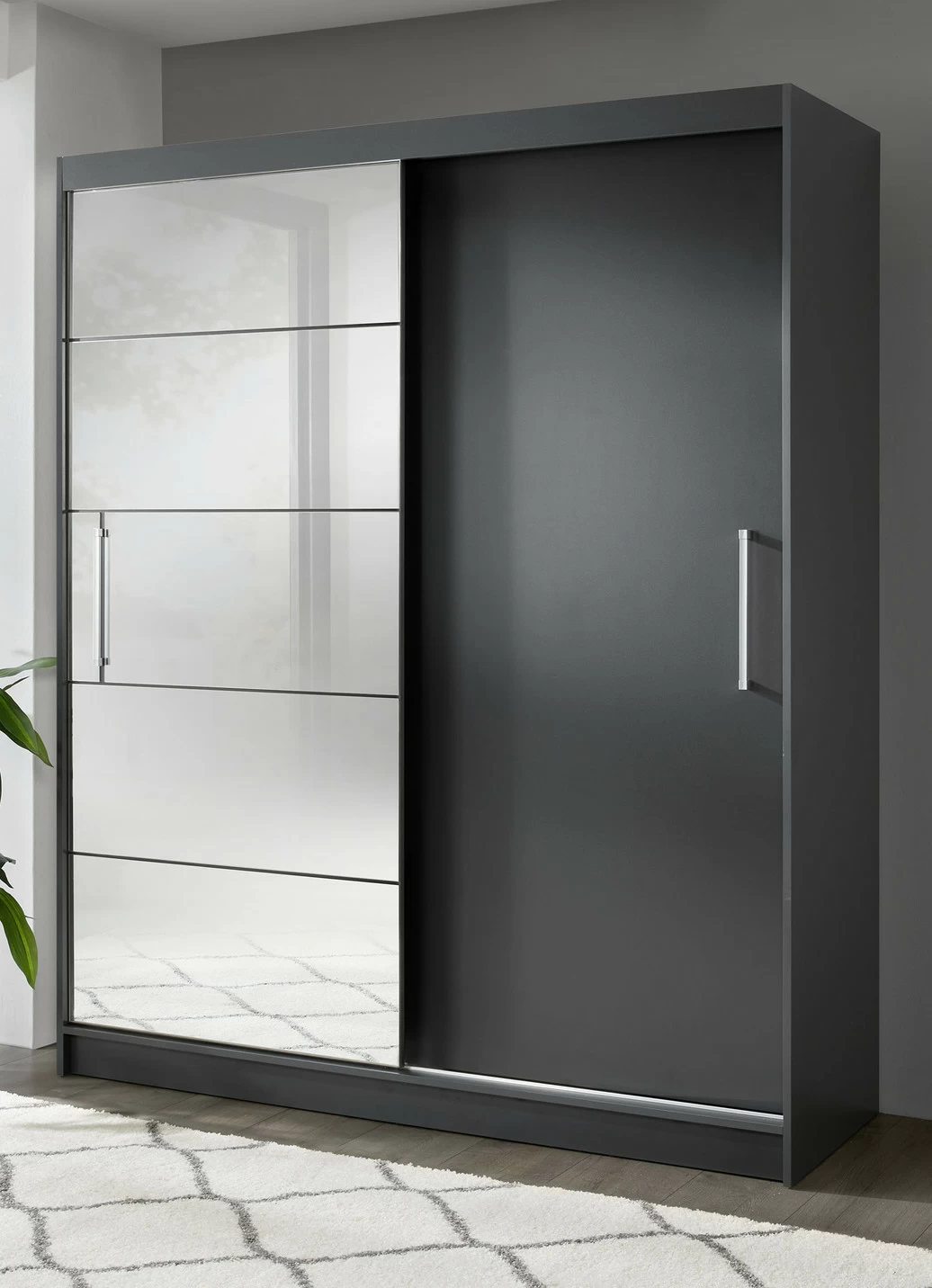 Durchdachter Schwebetürenschrank mit Spiegelfront