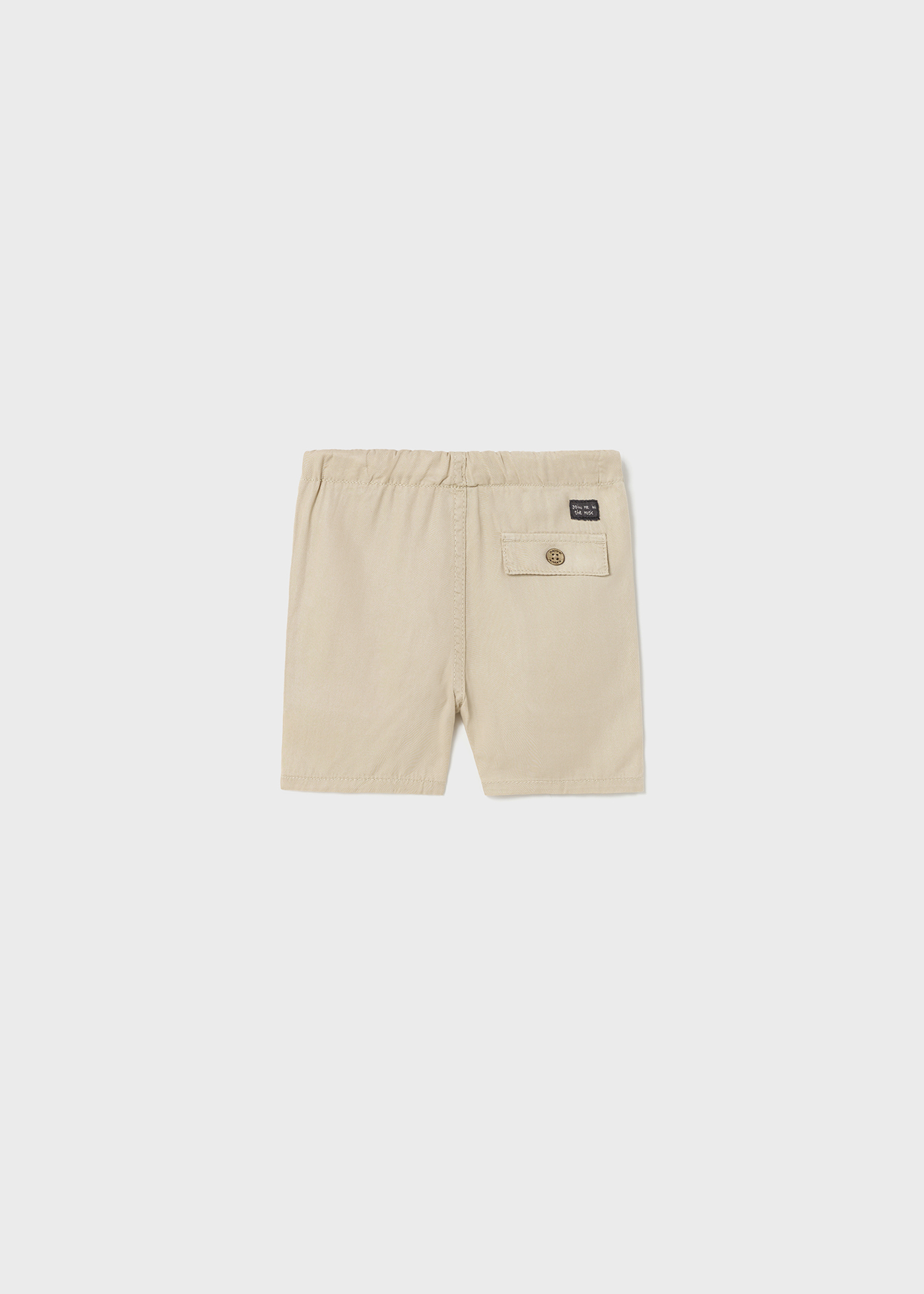 Bermuda infantil com cintura ajustável, confeccionada em TENCEL™ Lyocell.