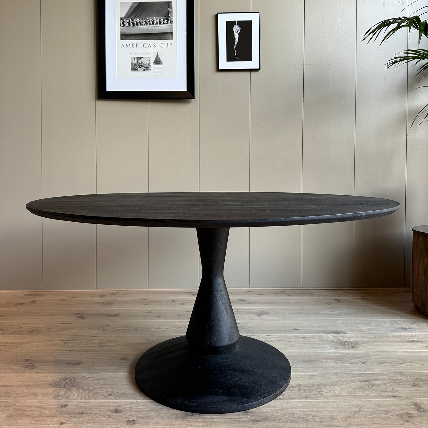 Old Inn wonen eetkamertafel mangohout rond zwart Old Inn wonen eetkamertafel mangohout met houten poot zwart- 130 cm