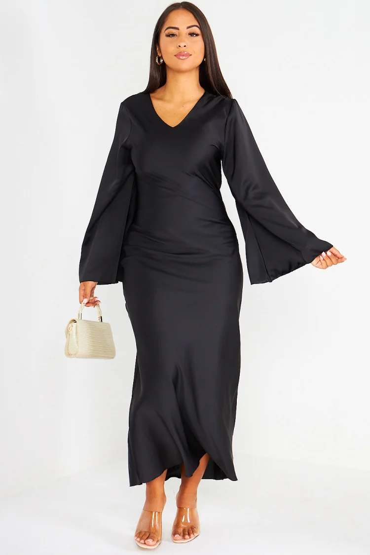 Robe longue noire satinée et fluide