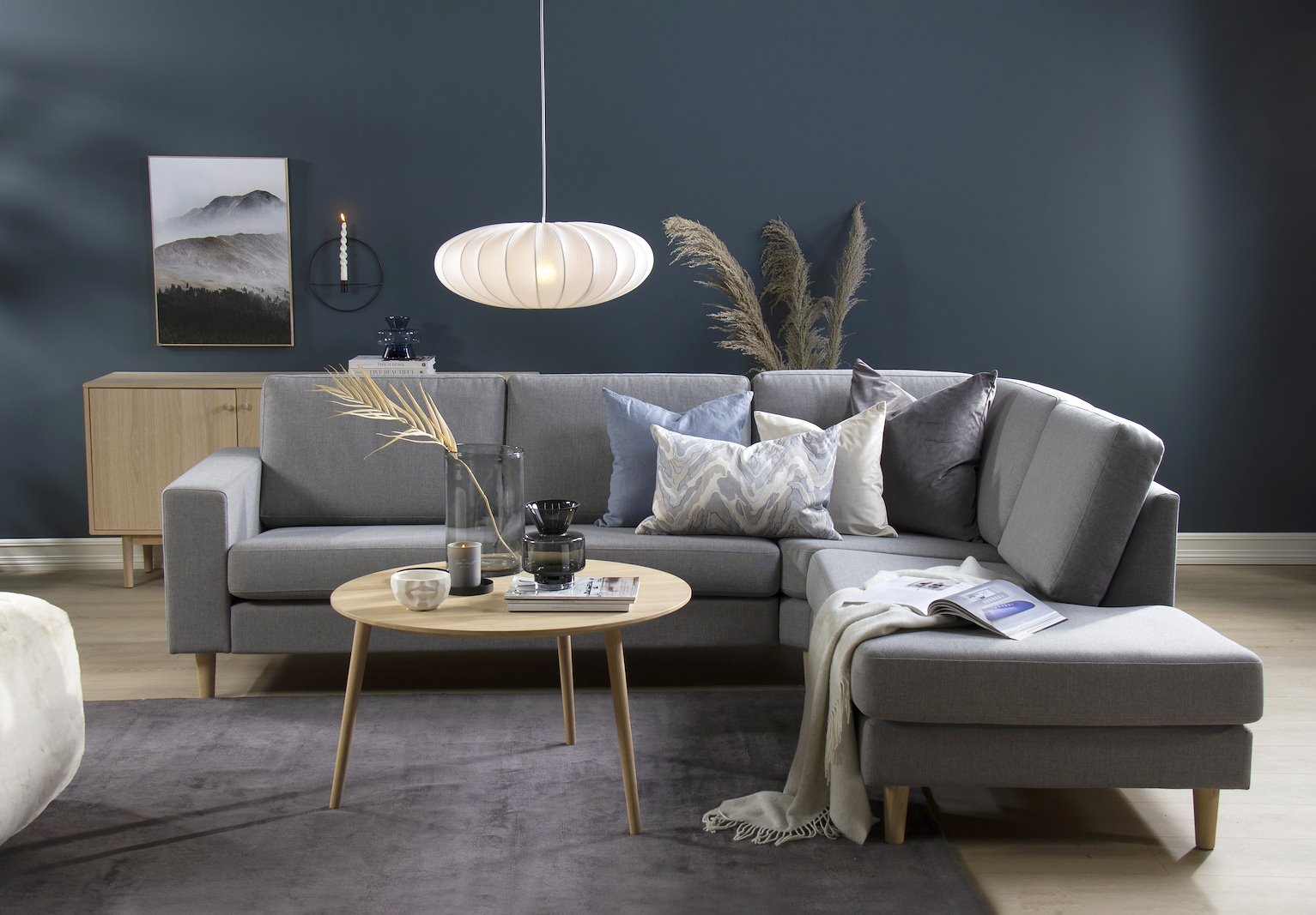Hedda hjørnesofa 2,5-seter åpen ende høyre i tekstil Inari Light Grey, arm F 18 cm og hvitoljede eikeben.