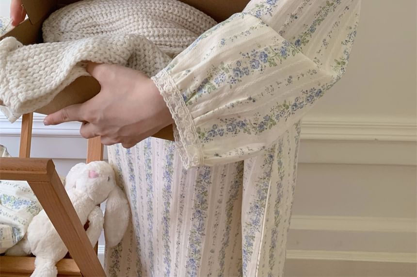 Tanee - Pyjamajurk met lange mouwen, V-hals, bloemenprint en knopen