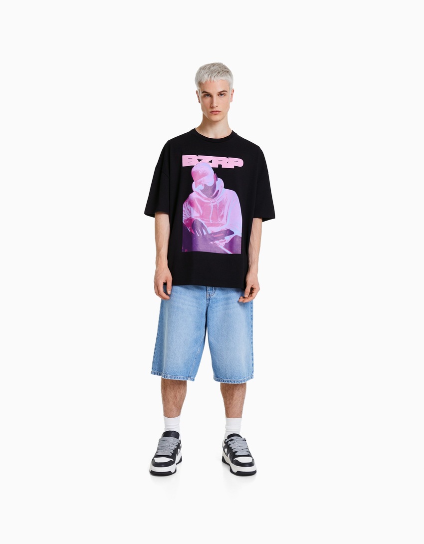 Camiseta de manga curta oversized com estampa BERSHKA ft. BIZARRAP
