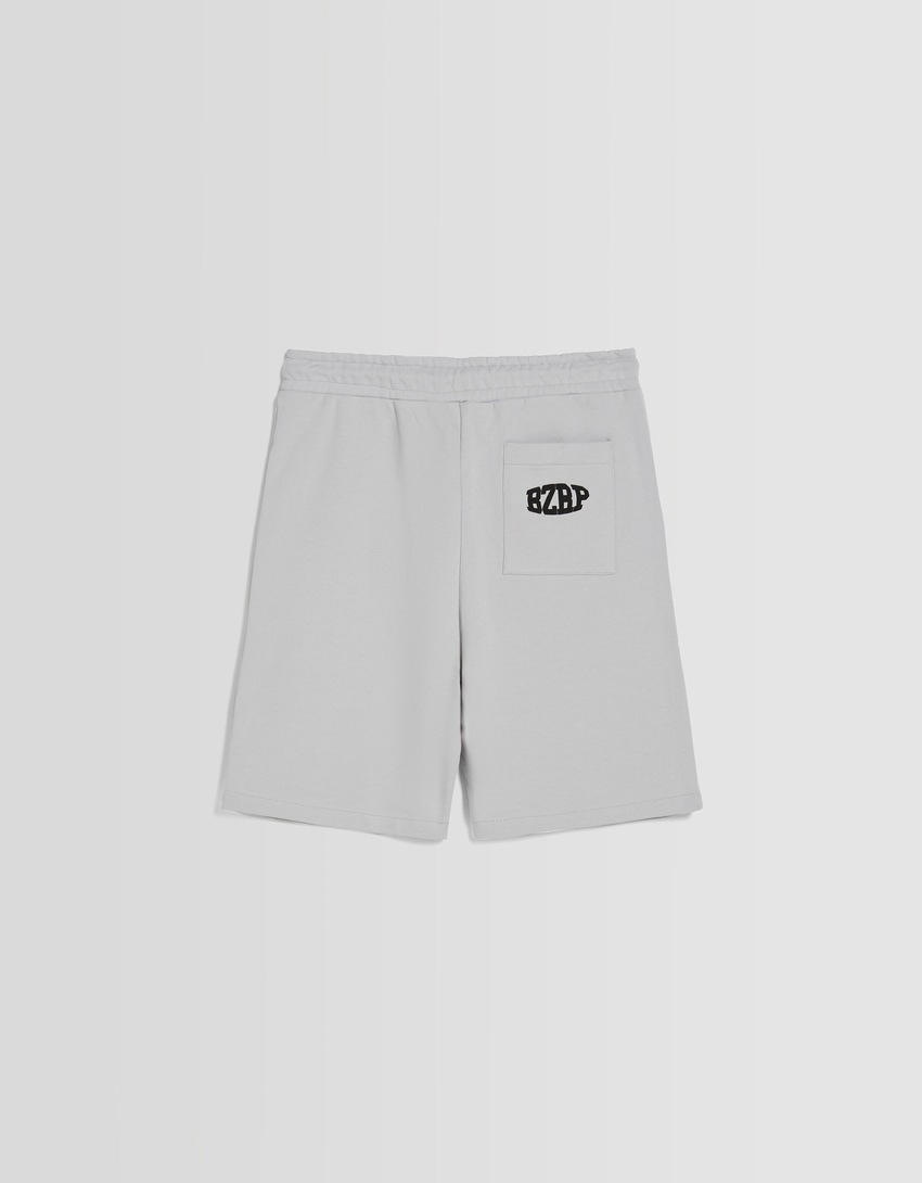 Bermuda de pelúcia BERSHKA com detalhes em BIZARRAP