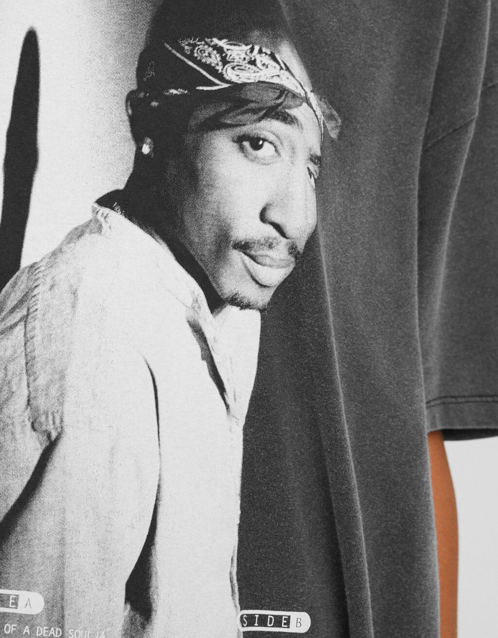 Camiseta de manga curta com estampa desbotada do Tupac