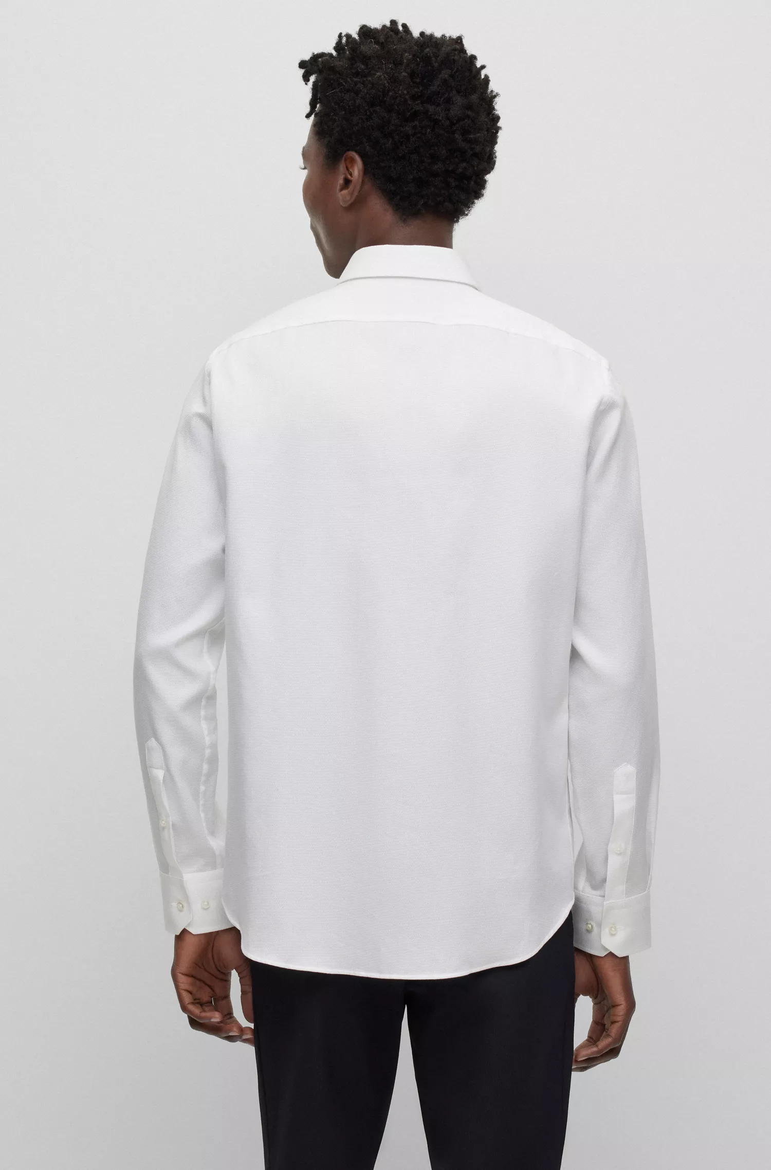 Camisa BOSS preta de corte regular em algodão orgânico estruturado.
