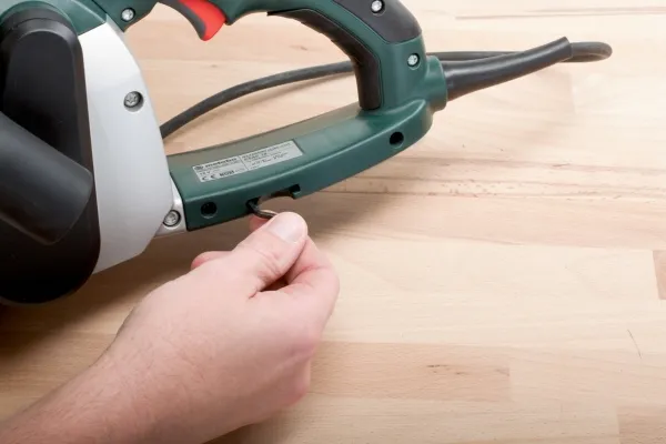 Metabo BAE 75. slibemaskine type: båndsliber, støvbeholder type: støvpose. effekt: 1010 W. vægt: 4,7 kg, slibeplade størrelse (BxD): 75 x 533 mm, slibeplade fastspændingssystem: 85 x 150 mm (600375000)