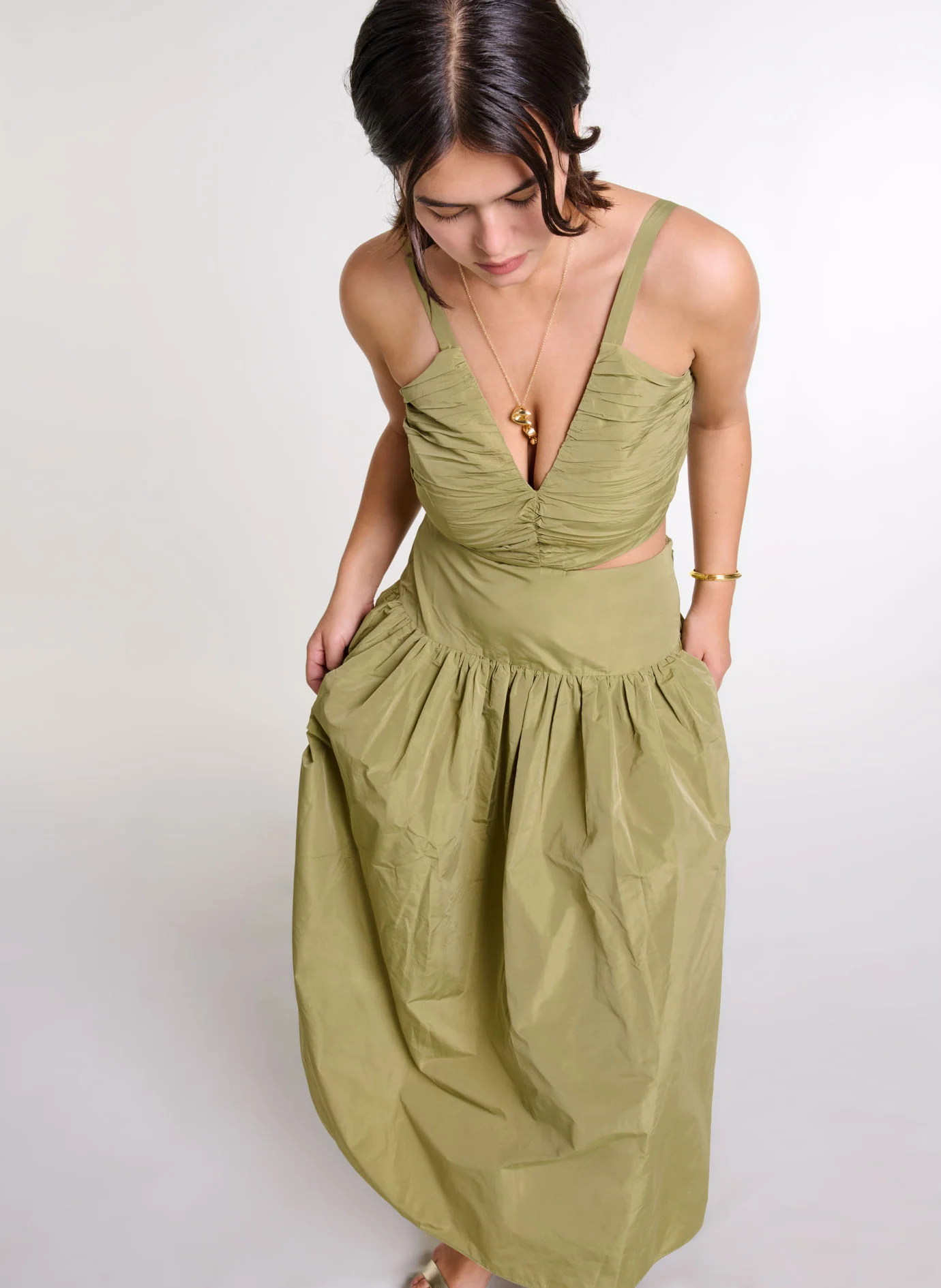 Robe longue col V en taffetas ajourée | Kaki
