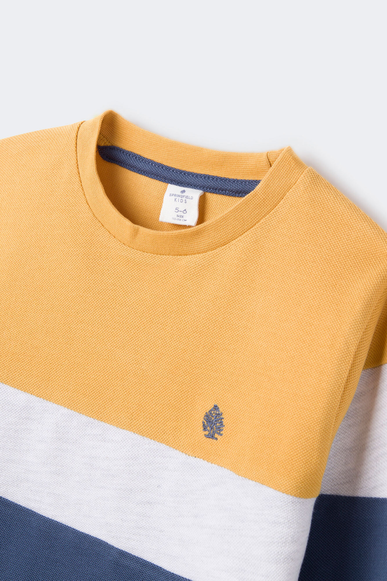 camiseta infantil com blocos de cores