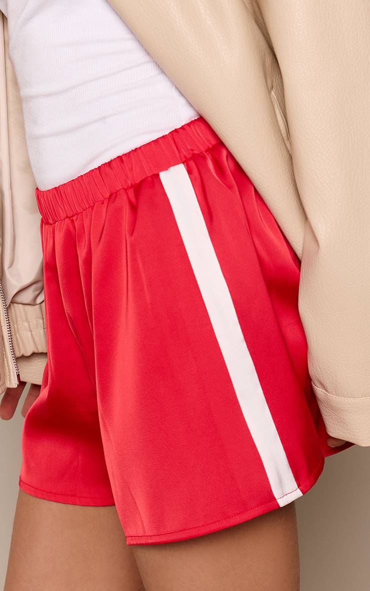 Rouge Short À Détail De Bande Contrastée À La Taille