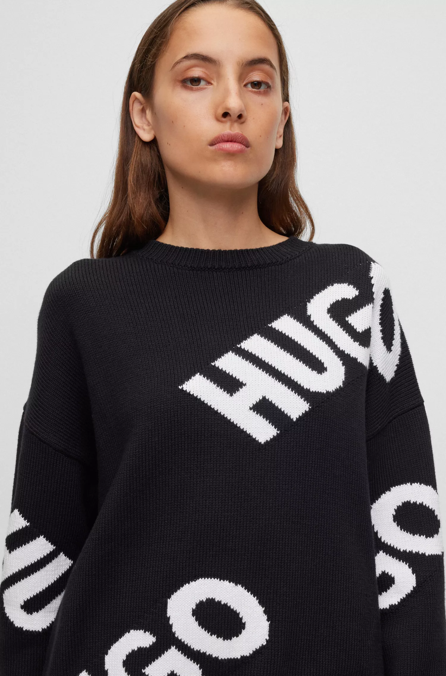 Suéter HUGO com logo vermelho em padrão intarsia, em mistura de algodão orgânico.