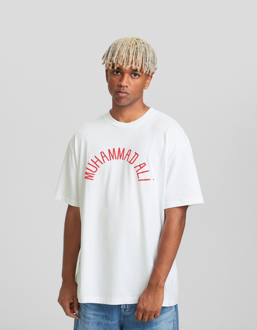 Camiseta de manga curta com estampa de Muhammad Ali e modelagem quadrada.