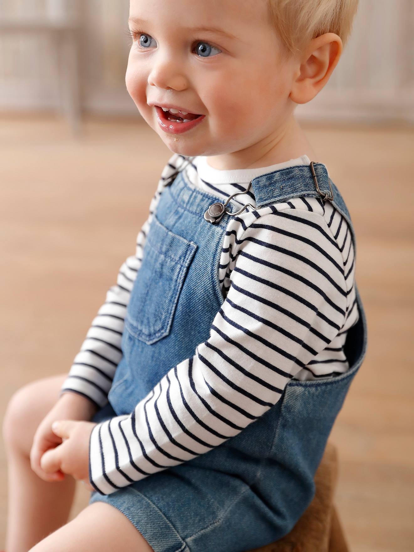 Camiseta listrada azul-escura com mensagem para bebê menino