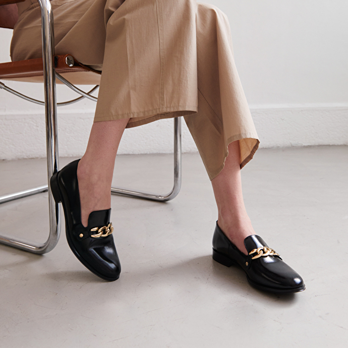 Mocassins à boucles dorées  en cuir noir