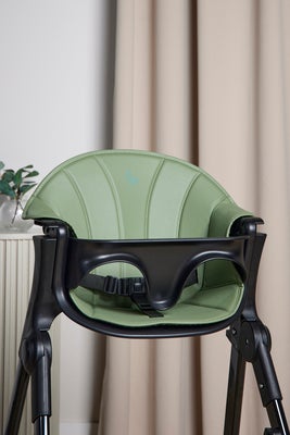 Beemoo CARE Harmony Matstol Inkl. Stolpute, All Black/Green
