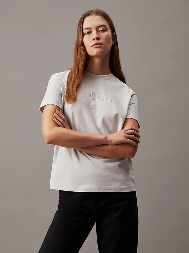 Camiseta com logotipo iridescente