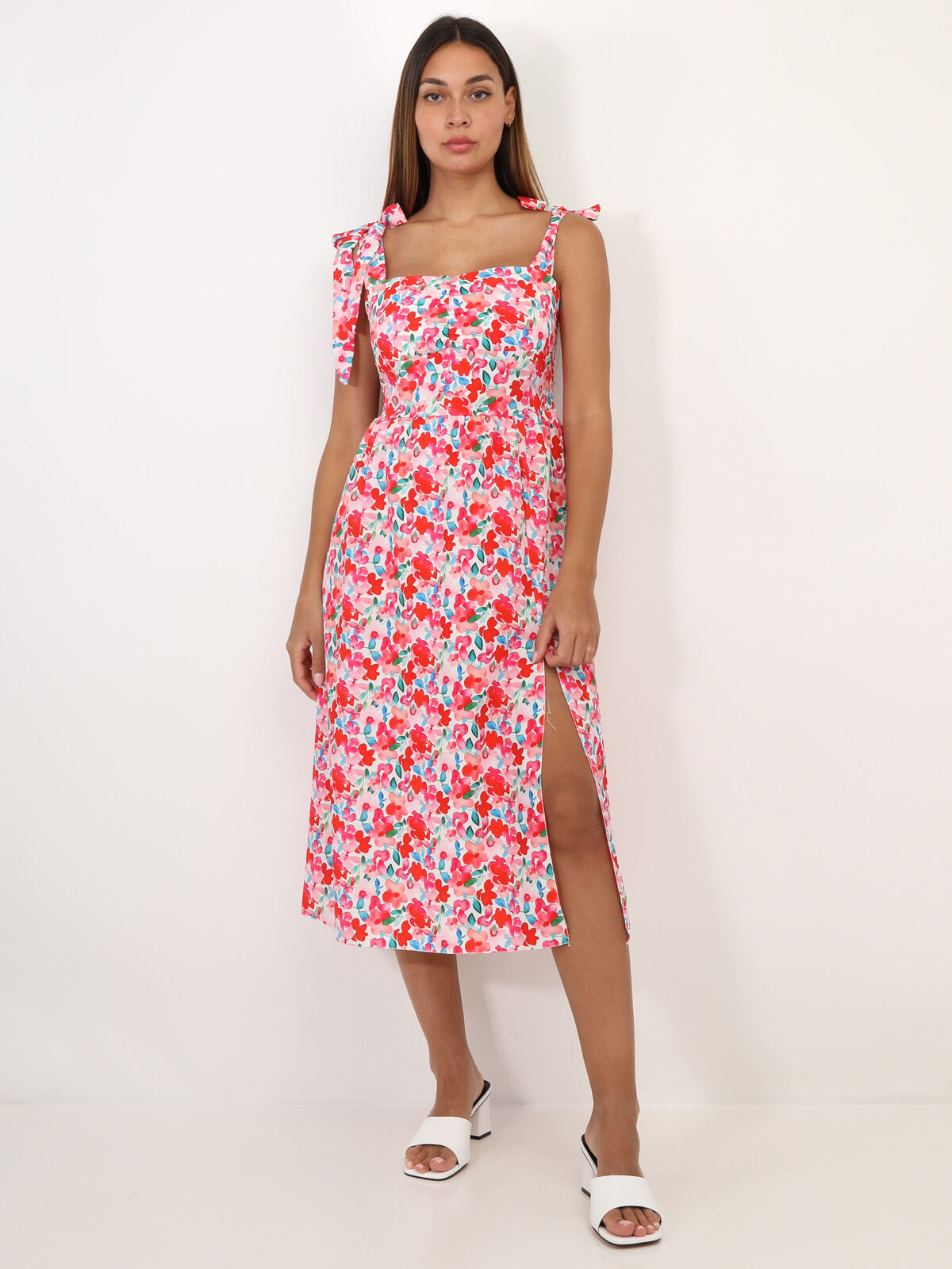 Robe fleurie fendue et nouée aux épaules- Rouge