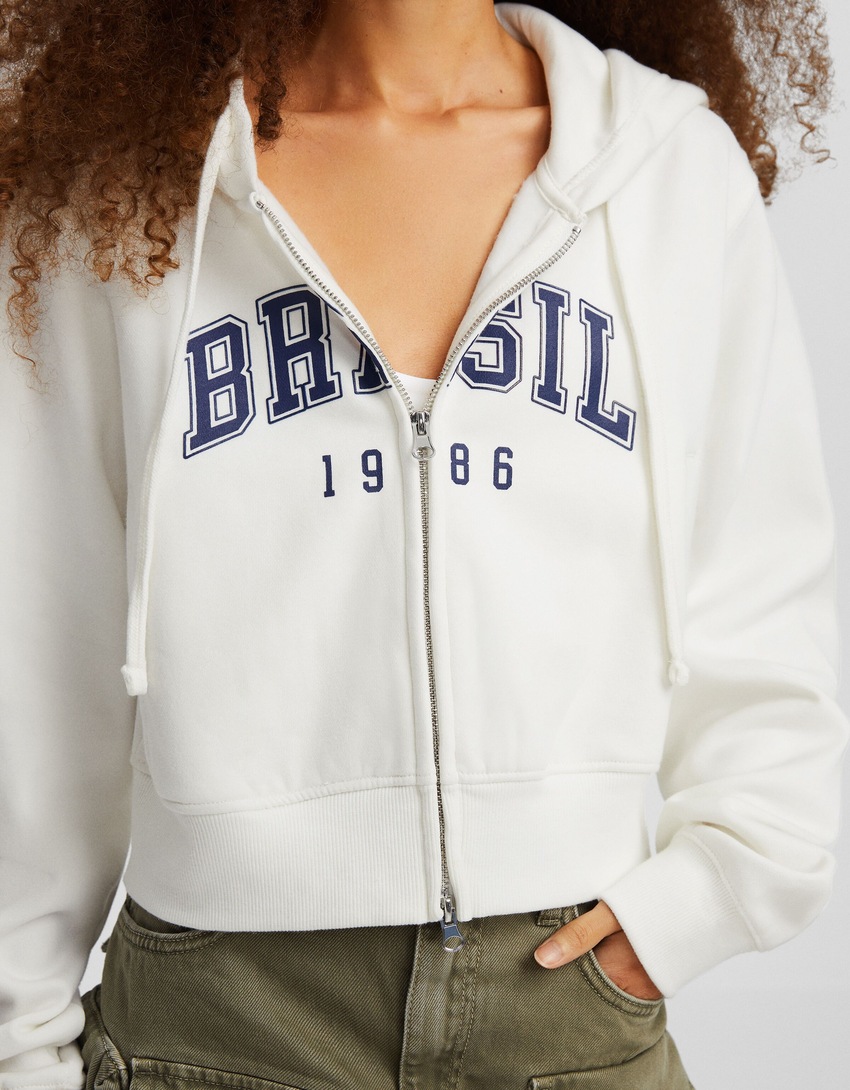 Blusa de moletom cropped com zíper e estampa.