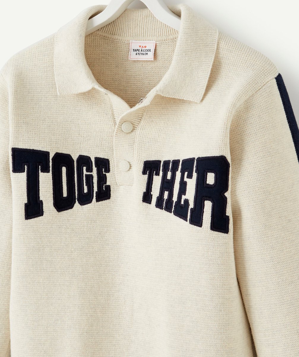 POLO GARÇON EN COTON ÉCRU AVEC BANDE BLEU MARINE ET MESSAGE