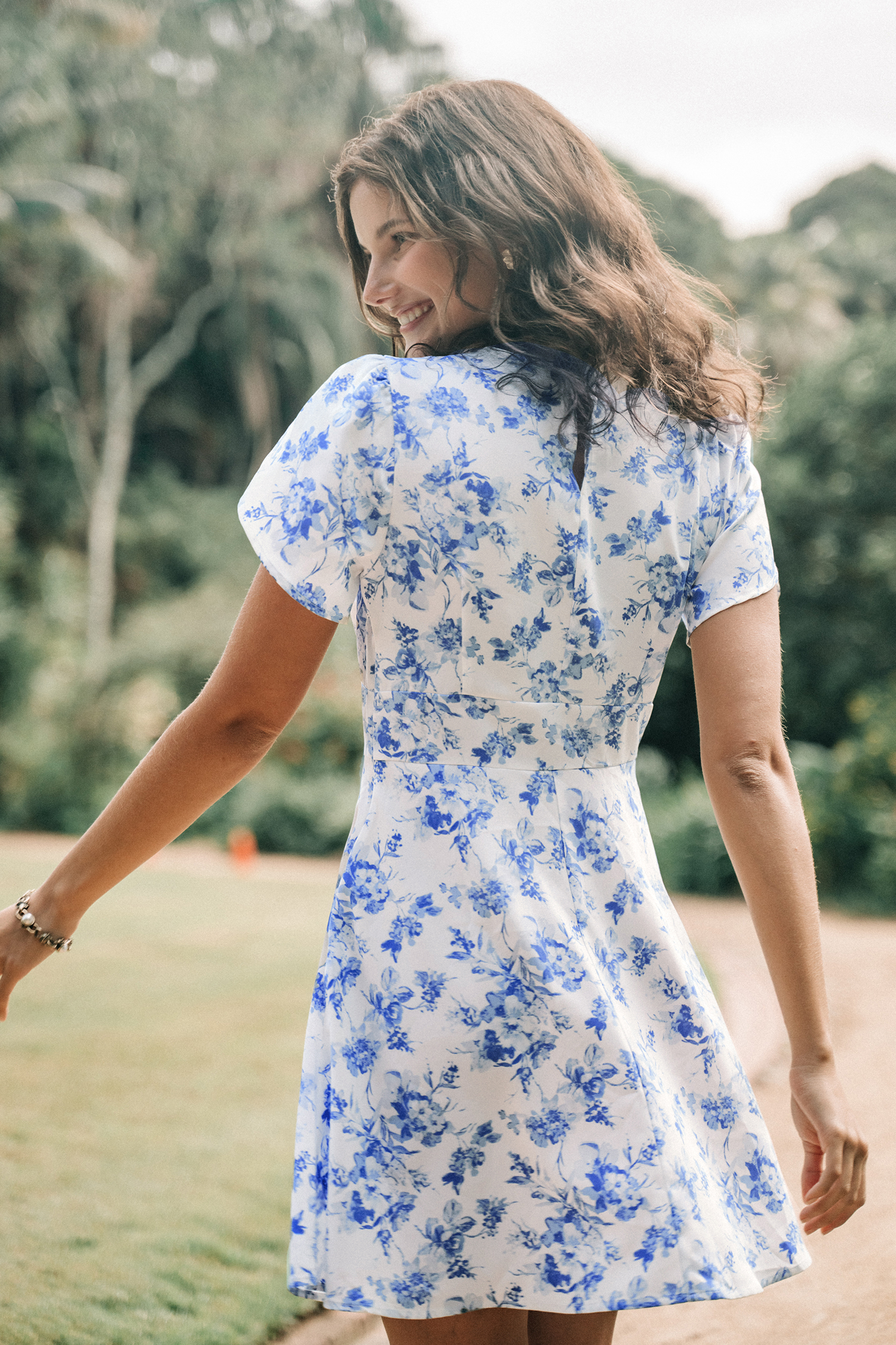 Robe mini à manches courtes à fleurs bleues