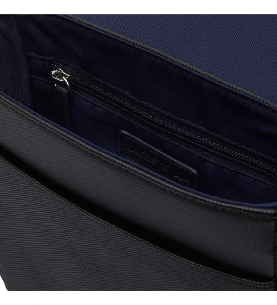Bolsa transversal Lacoste com aba, preta.