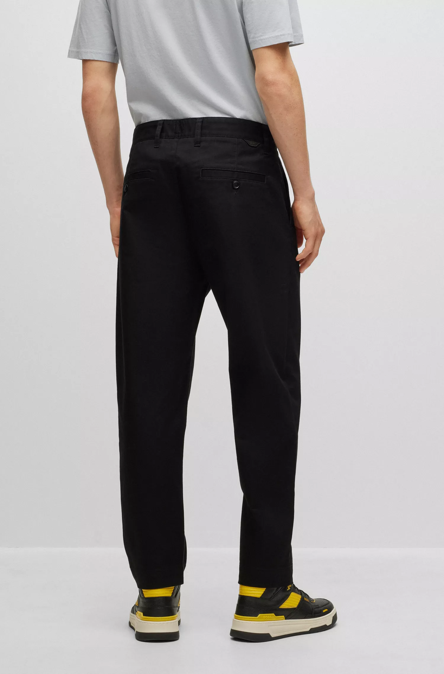 Calça BOSS laranja, corte relaxado, em gabardine de algodão elástico.