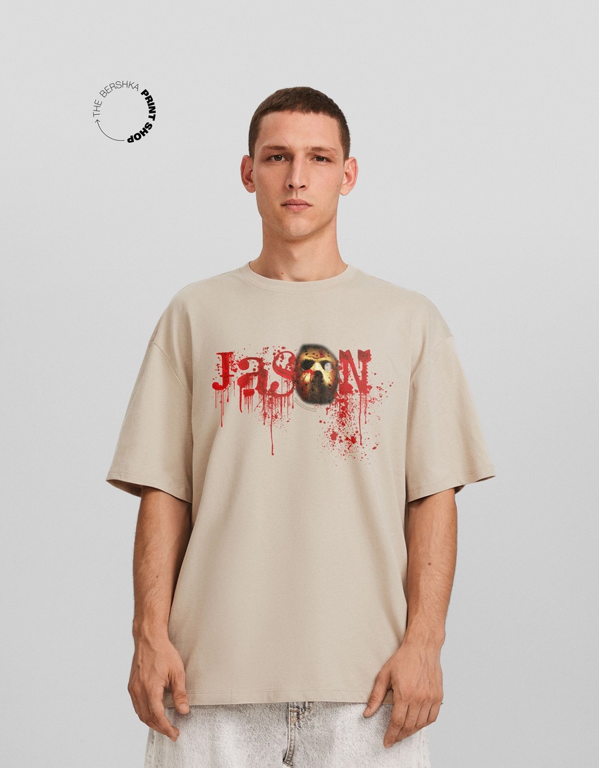 Camiseta de manga curta com estampa de Sexta-Feira 13 e modelagem quadrada.