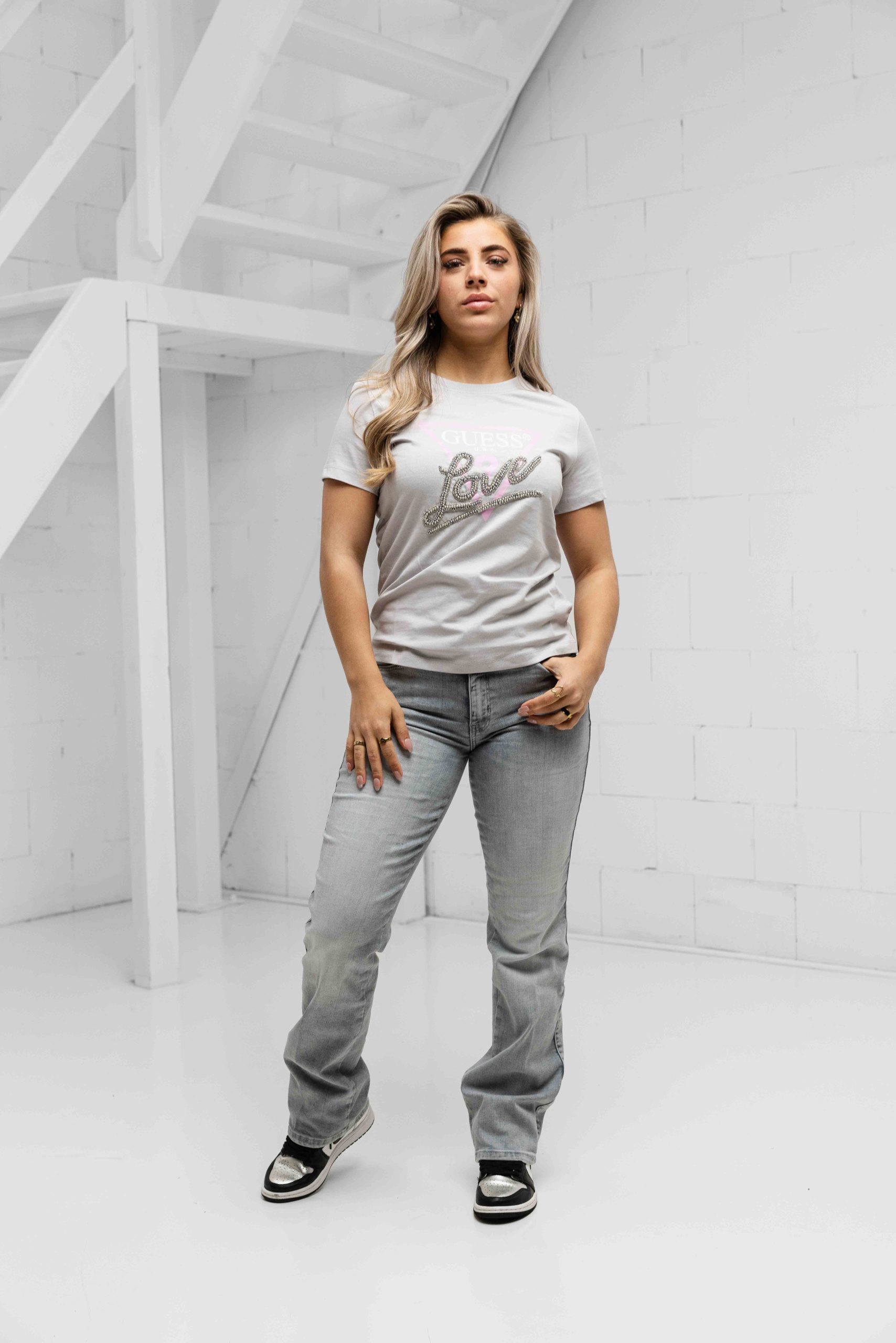 Guess Triangle Love T-Shirt Dames Grijs