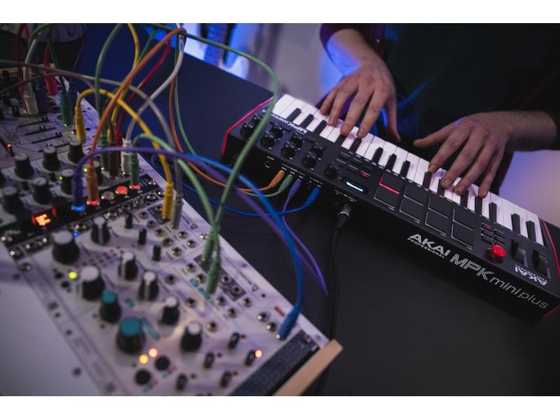 Akai Keyboard Controller MPK Mini Plus Controller für volle, kreative Kontrolle