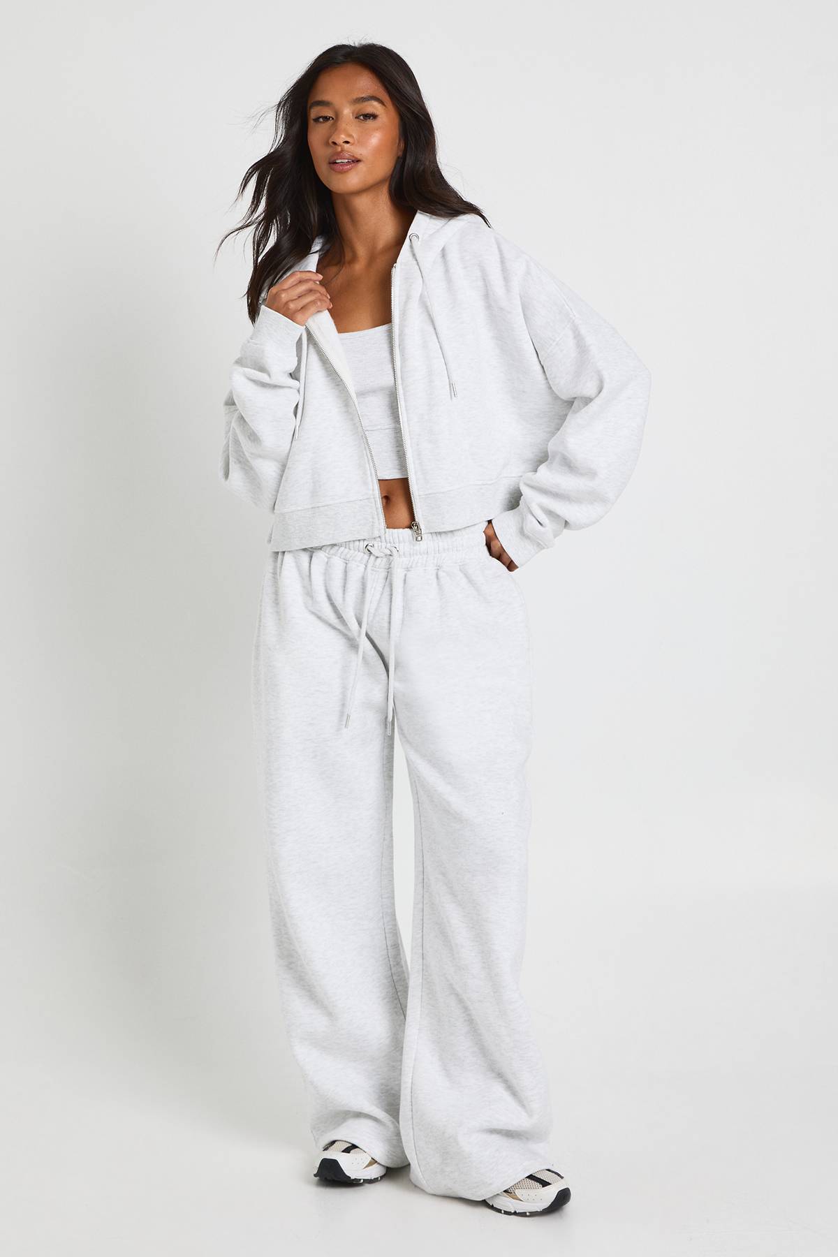 boohoo Crop top petite à l'ourlet plongeant 3 pièces survêtement à capuche