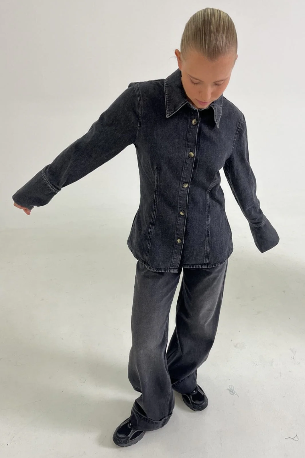 Only Onlnara L/S Fitted Shirt Sik 4717340 washed black