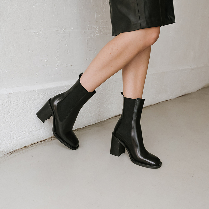 Bottines à talons et bouts carrés  en cuir noir