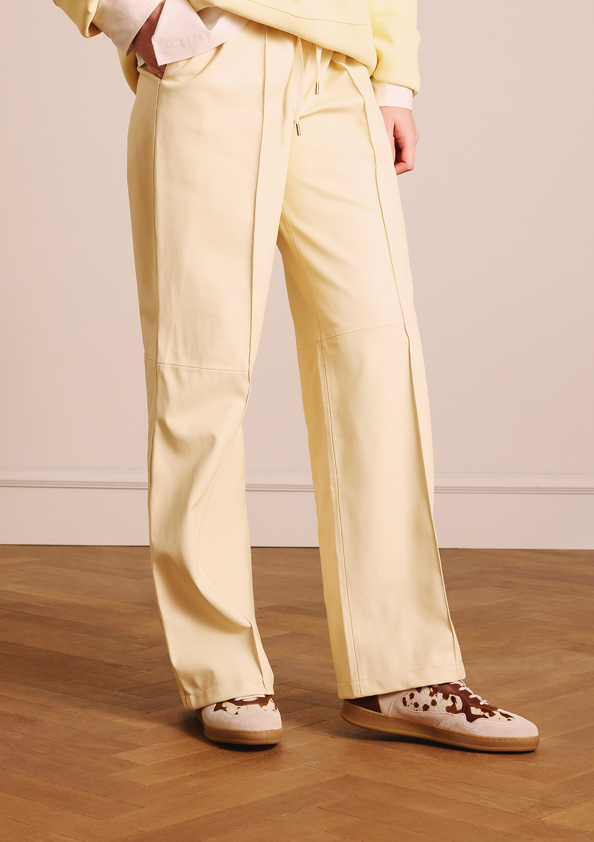 Beige suède sneakers met cow details