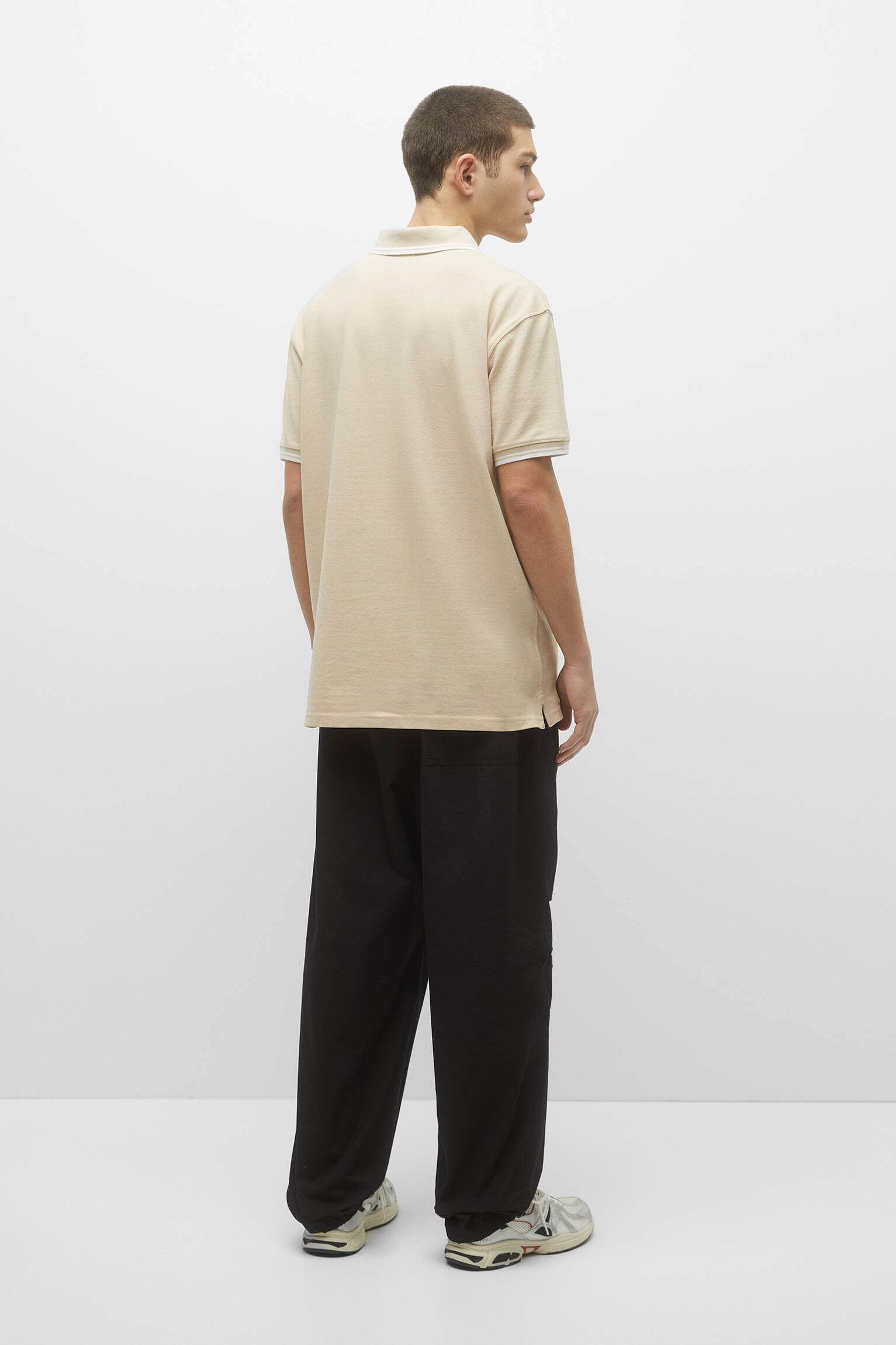 Camisa polo com gola contrastante - Areia