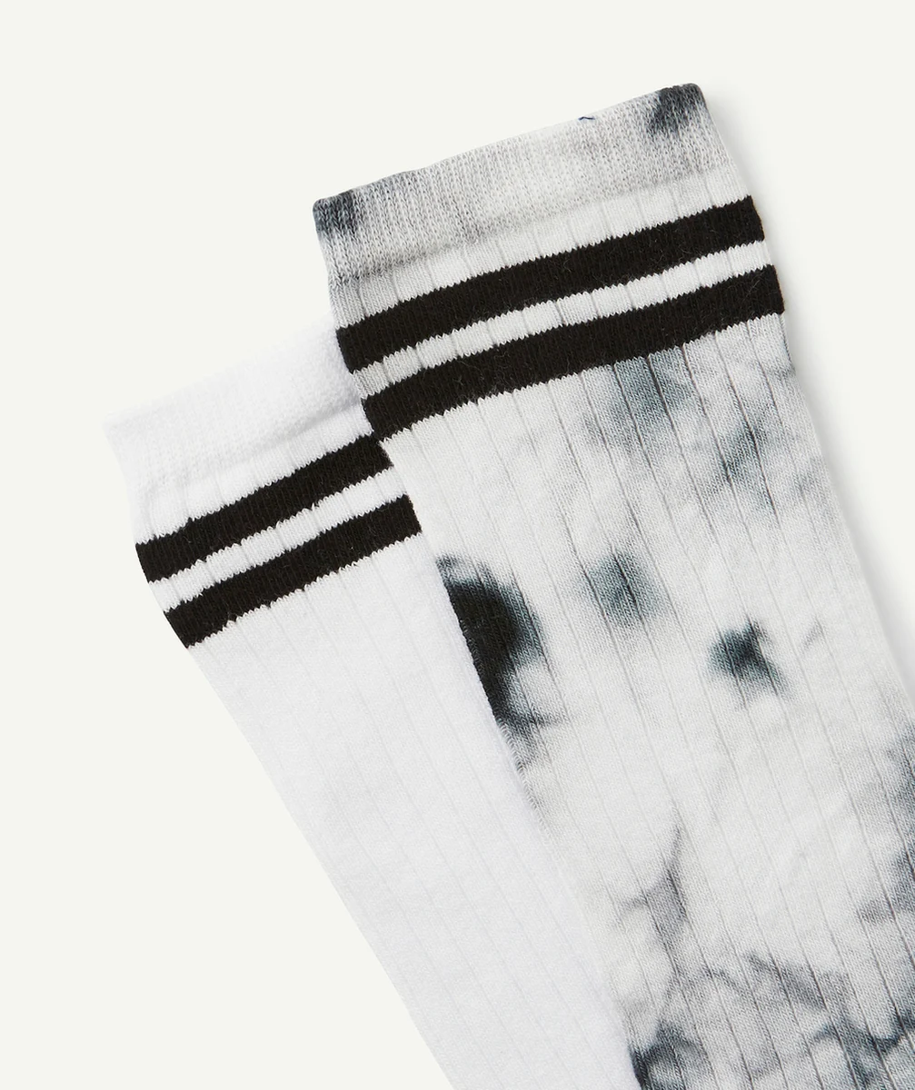 LE LOT DE 2 PAIRES DE CHAUSSETTES BLANCHES ET NOIRES