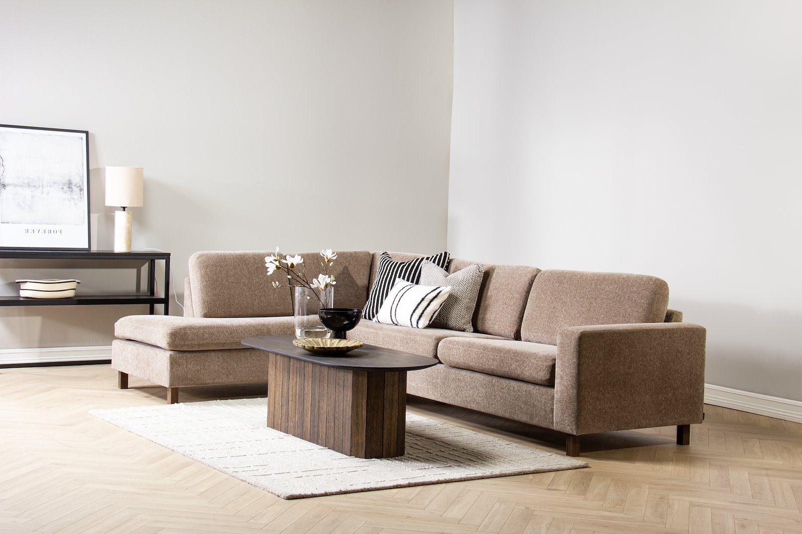Ellinor hjørnesofa Oppsett SV. 3,5-seter med åpen ende venstre. Tekstil Paloma 1/24 Brown Grey. Arm 1, Duo puter, Firkantet ben 12 cm Mocca