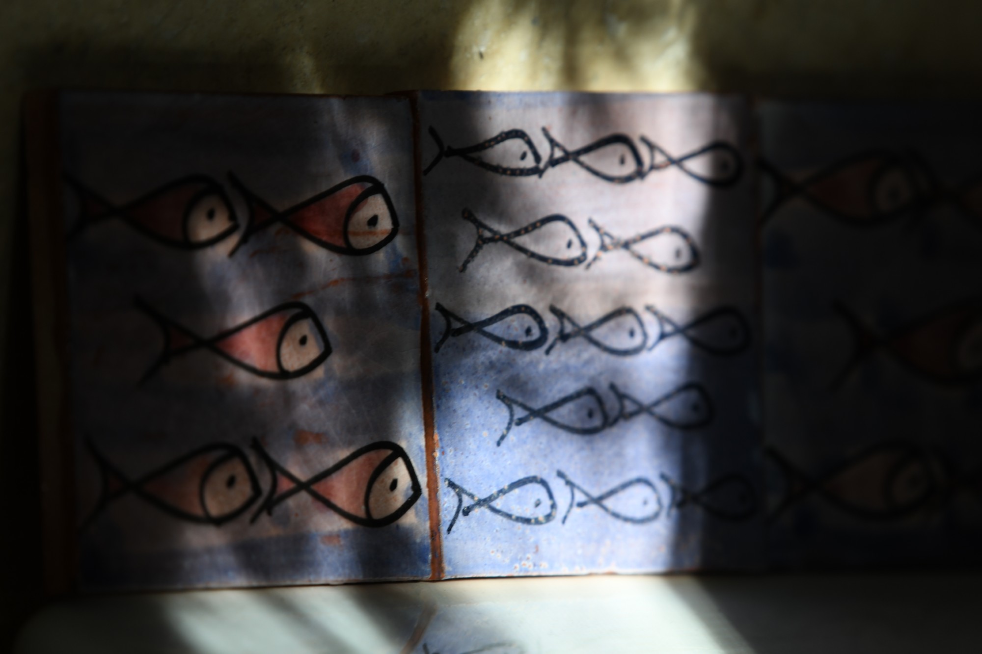 handglasierte Kachel 'poissons bleue', blau/schwarz, L 10 cm, B 10 cm, H 1cm von fischer's lagerhaus