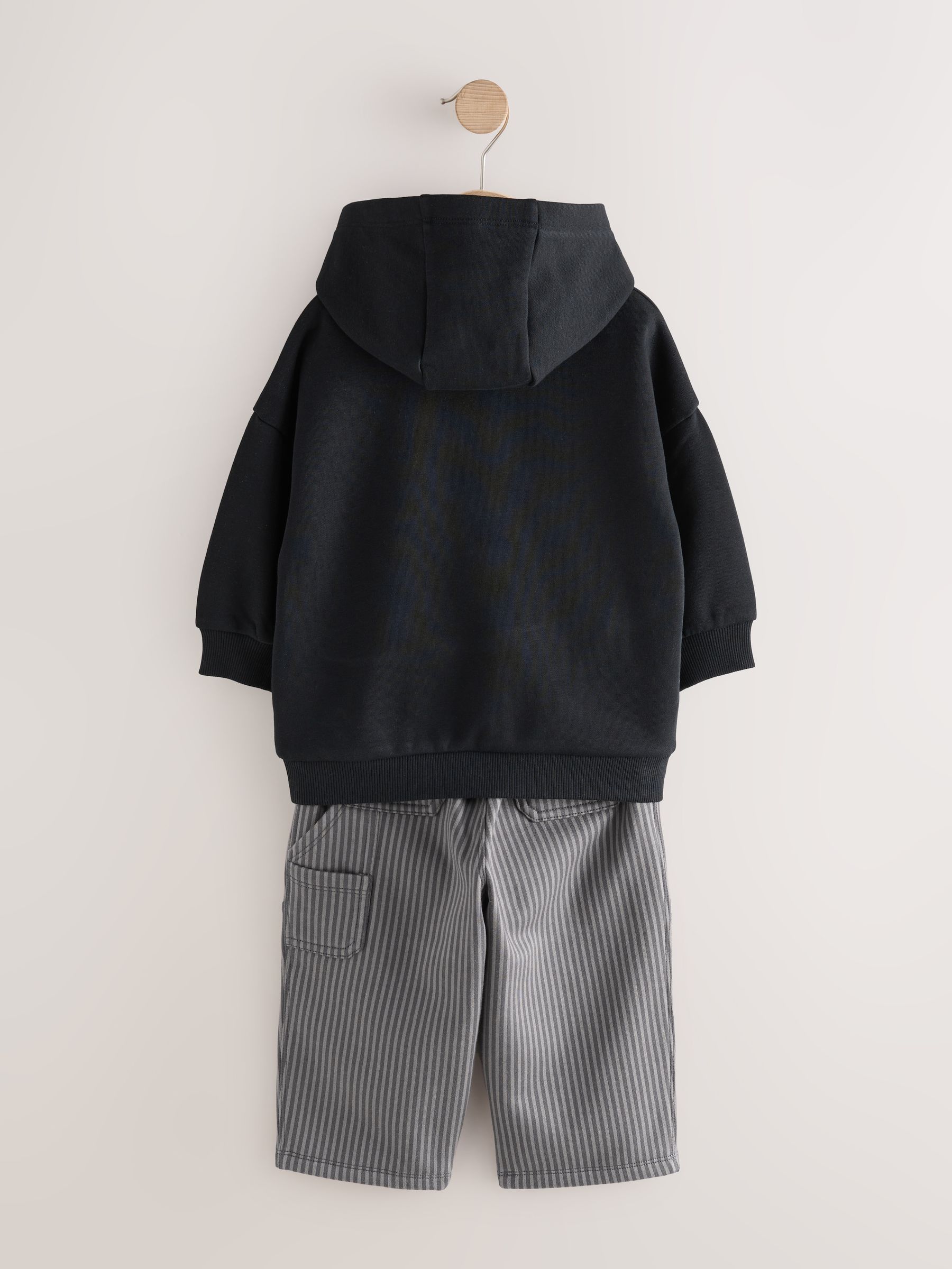 Zwart en grijs bedrukt - Set met hoodie en timmermansjoggingbroek (3 mnd - 7 jr)