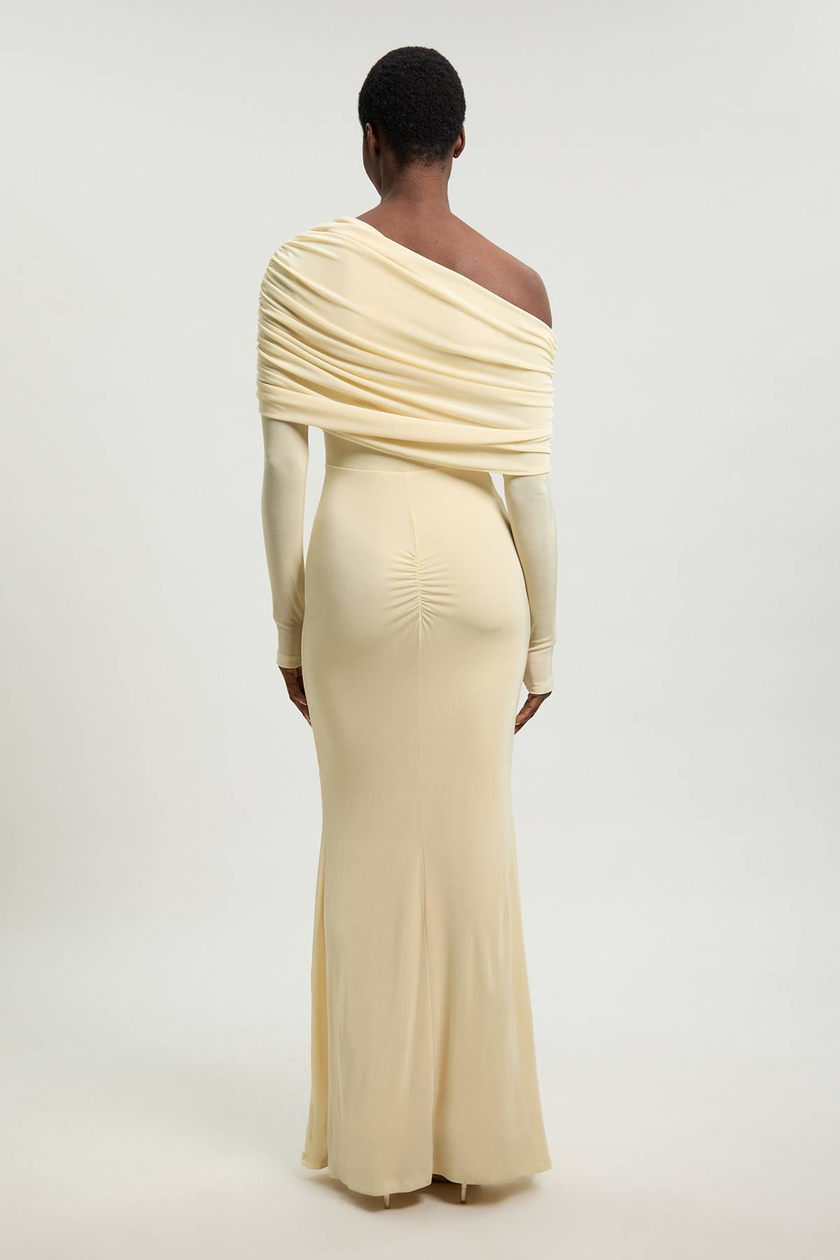 KarenMillen Robe Maxi Petite En Crêpe Fluide À Épaules Dénudées Avec Détails Froncés Et Ourlet Sirène