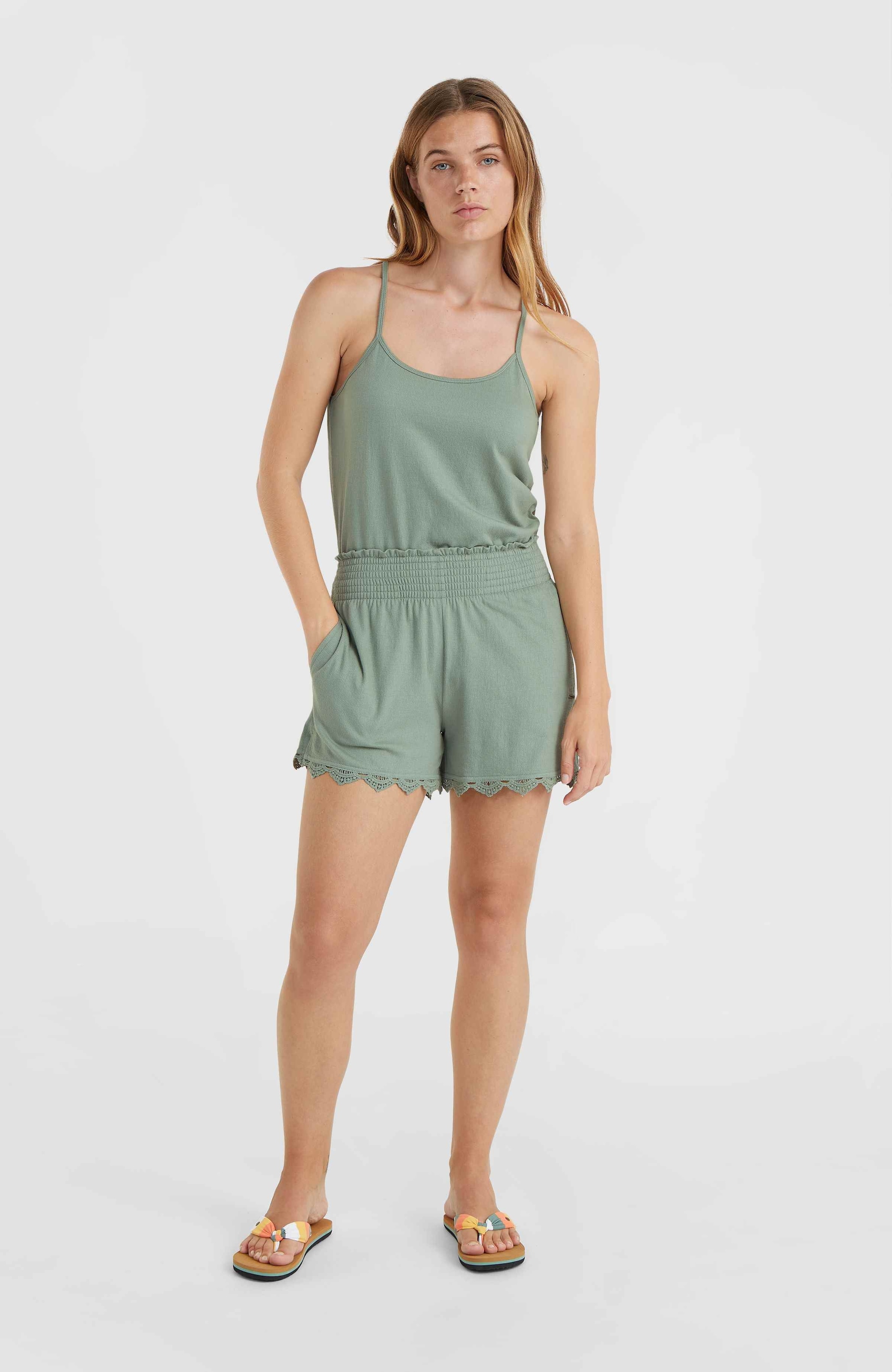 O'Neill Sweatshorts »ESSENTIALS AVA SMOCKED SHORTS«  mit Häkeldetails
