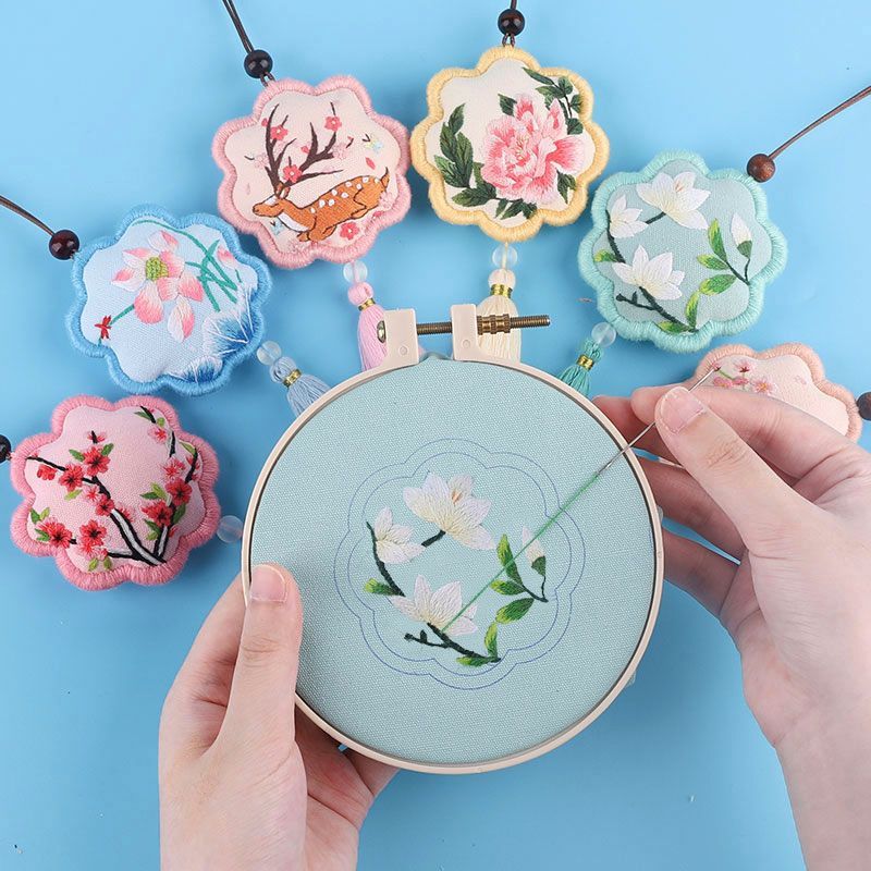 Embroidery Kingdom - DIY-borduurpakket met bloemenamuletten