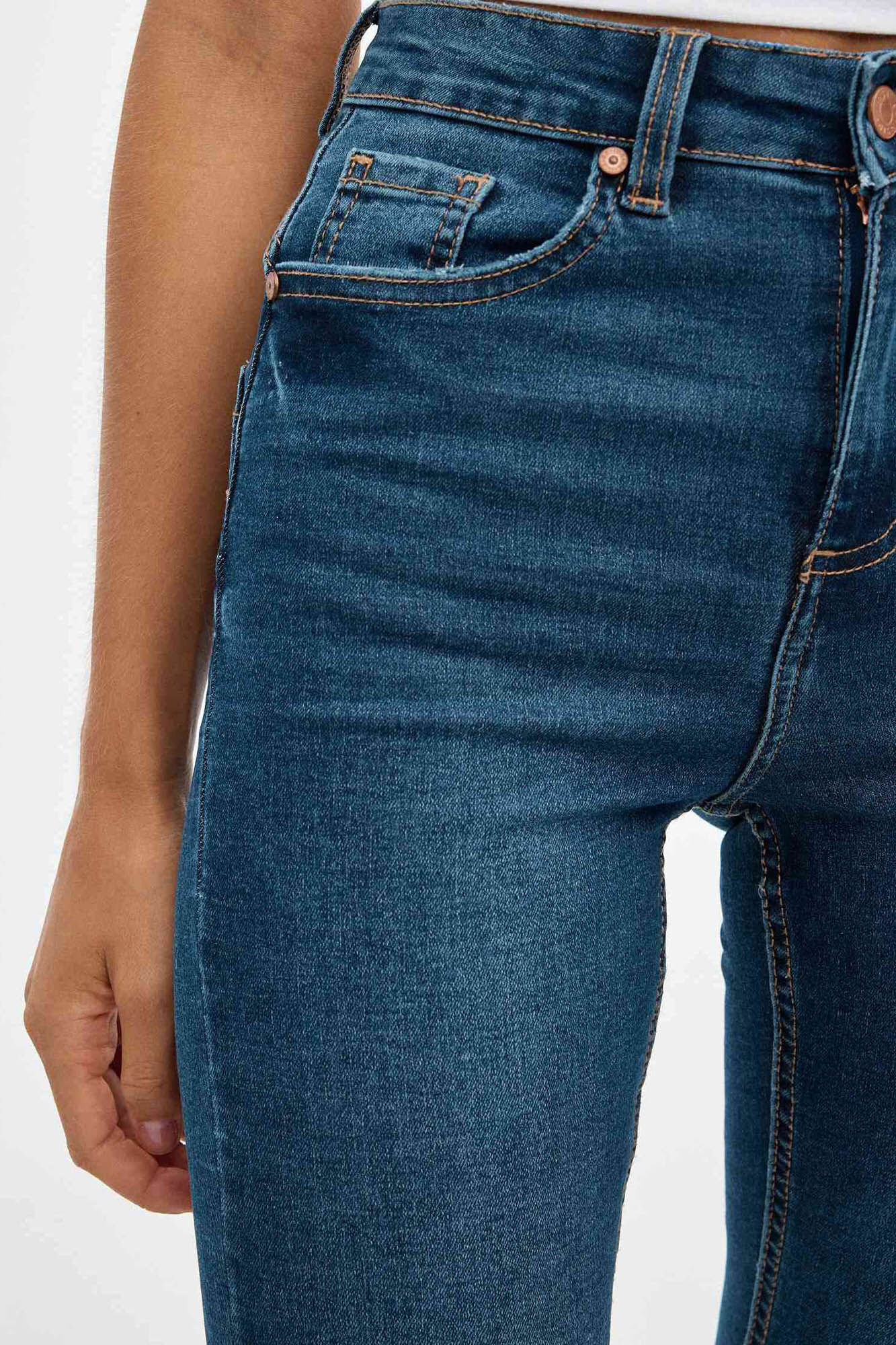 Calça jeans skinny push-up de cintura média