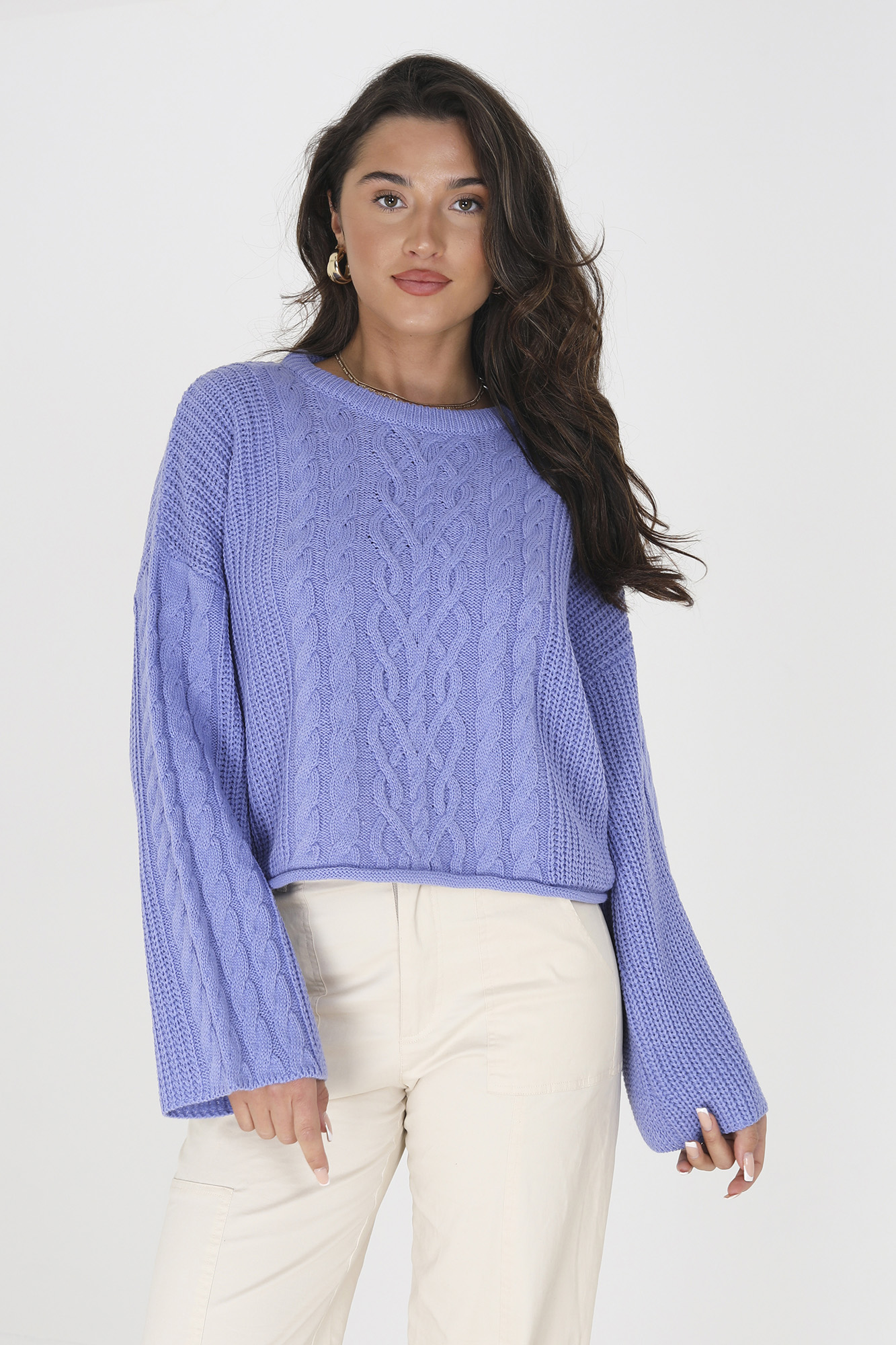 Blusa cropped de malha trançada com mangas largas.