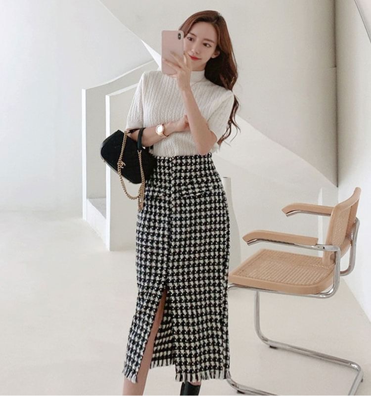 Aurora - Set: Korte mouwen, mockneck, effen kabelgebreide top + hoge taille pied-de-poule tweed midi-kokerrok