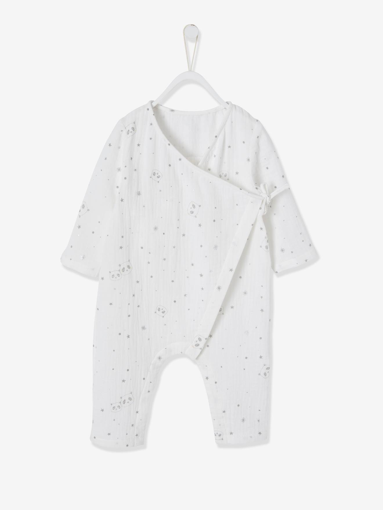 Macacão infantil em chiffon de algodão branco claro com estampa e decote cruzado.