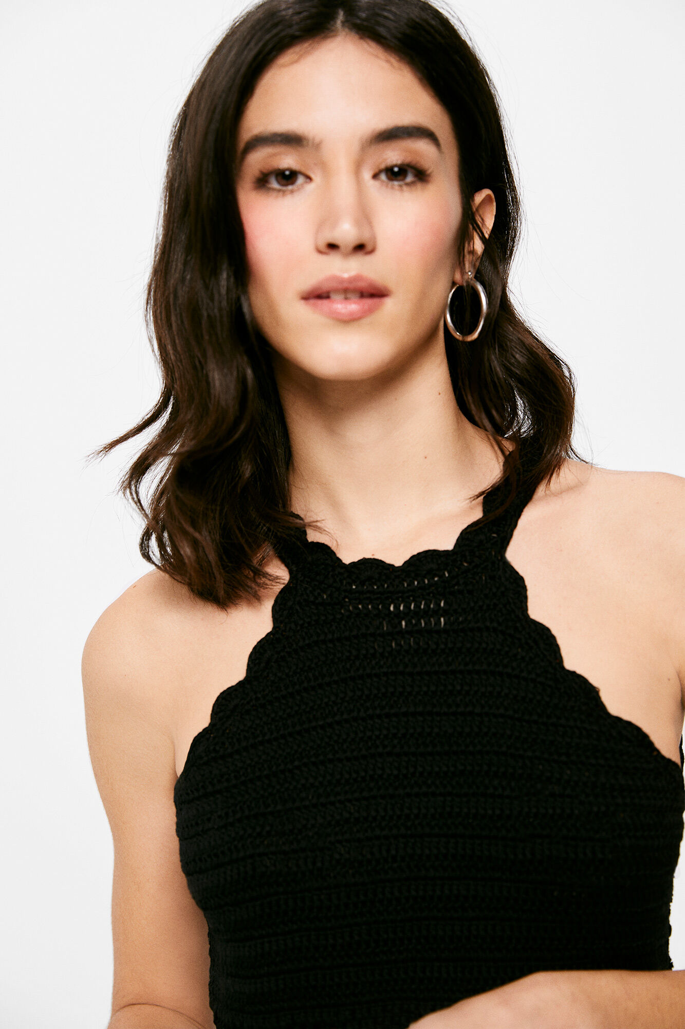 Vestido midi com decote halter e detalhes em bico fino - preto