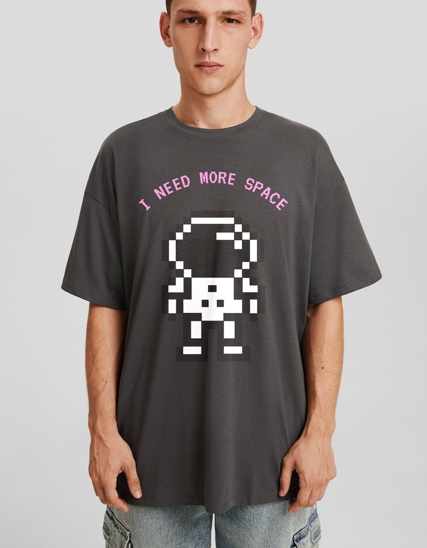 Camiseta oversized da moda com mangas curtas e estampa.